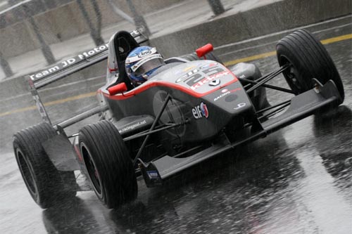 Chris vd Drift wint race 2